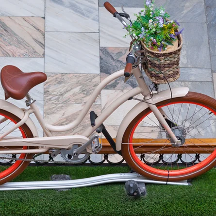 Installation von einem Fahrrad im Vintage-Stil mit Blumen im Korb - Stock-Fotografie - Installation von einem Fahrrad im Vintage-Stil mit Blumen im Korb - Stock-Fotografie
