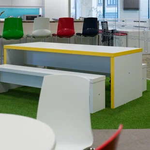 Büro, Pausenraum, moderner Essbereich ausgelegt mit Kunstrasen - Büro, Pausenraum, moderner Essbereich ausgelegt mit Kunstrasen
